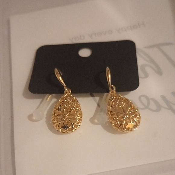 5/20 Elegant Gold Filigree Teardrop Earrings - Picture 3 of 4